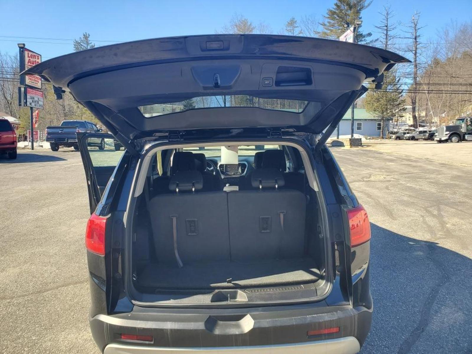 2018 Blue GMC Acadia with an 4 Cylinder engine, AUTOMATIC transmission, located at 27 Main St., Norway, MD, 04268, (207) 743-0900, 44.199795, -70.530807 - 2018 GMC Acadia SLE2 AWD4cyl, Pw, Pl, Ps, Heated Seats, A-C Cruise, 3rd Row Seat Clean-------$18,995.00 - Photo #5