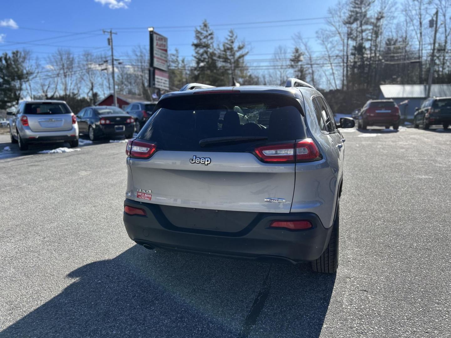 2014 GRAY /GRAY Jeep Cherokee Latitude 4WD (1C4PJMCB7EW) with an 2.4L L4 DOHC 16V engine, 9-Speed Automatic transmission, located at 27 Main St., Norway, MD, 04268, (207) 743-0900, 44.199795, -70.530807 - Photo#3