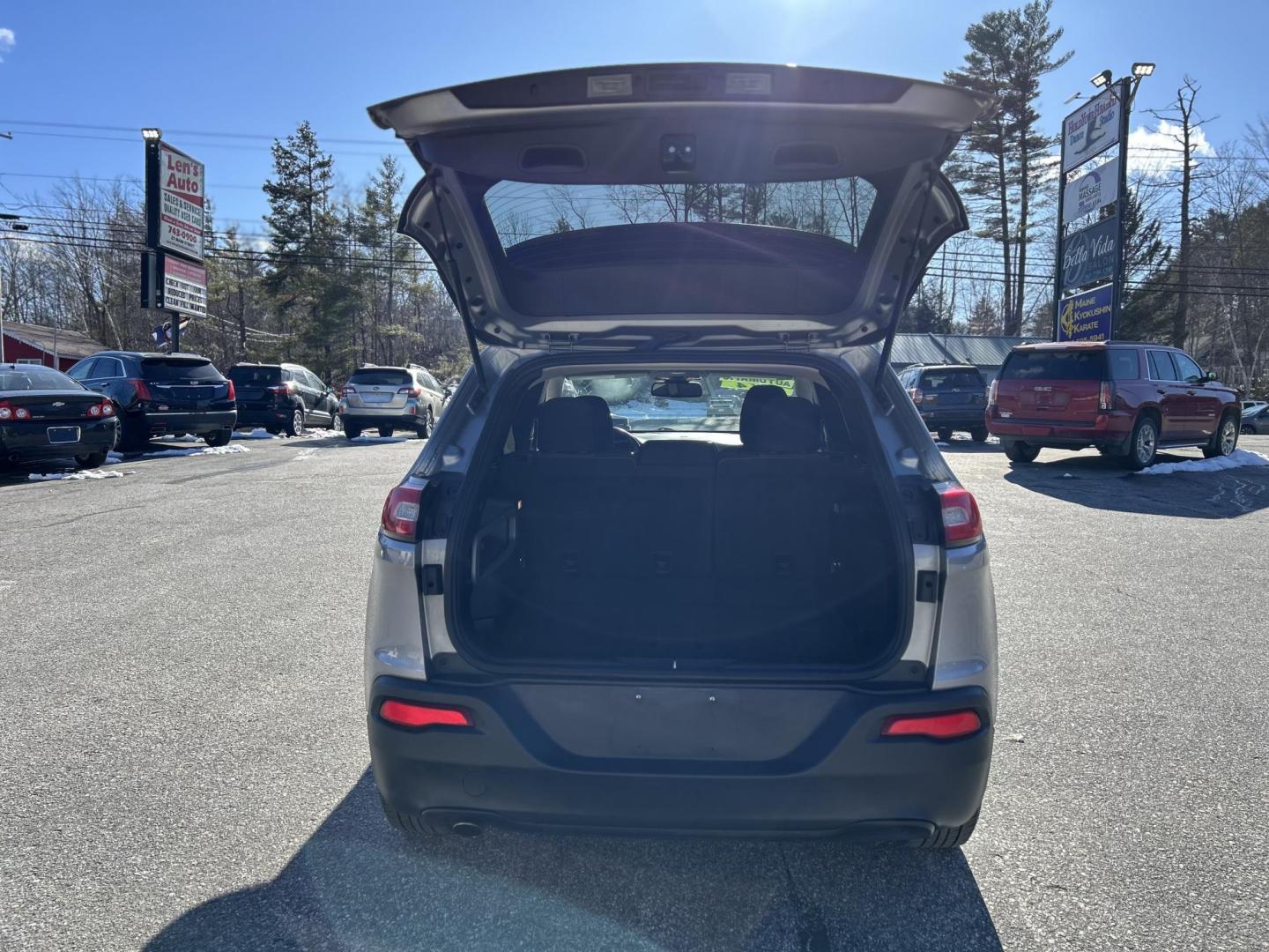 2014 GRAY /GRAY Jeep Cherokee Latitude 4WD (1C4PJMCB7EW) with an 2.4L L4 DOHC 16V engine, 9-Speed Automatic transmission, located at 27 Main St., Norway, MD, 04268, (207) 743-0900, 44.199795, -70.530807 - Photo#4
