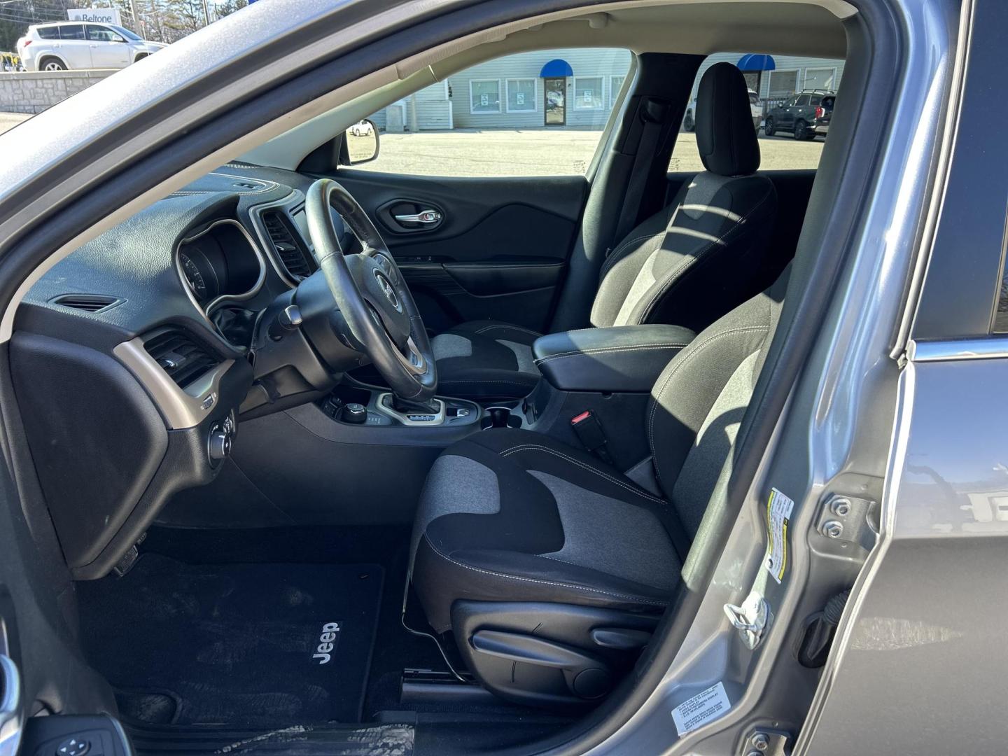 2014 GRAY /GRAY Jeep Cherokee Latitude 4WD (1C4PJMCB7EW) with an 2.4L L4 DOHC 16V engine, 9-Speed Automatic transmission, located at 27 Main St., Norway, MD, 04268, (207) 743-0900, 44.199795, -70.530807 - Photo#5