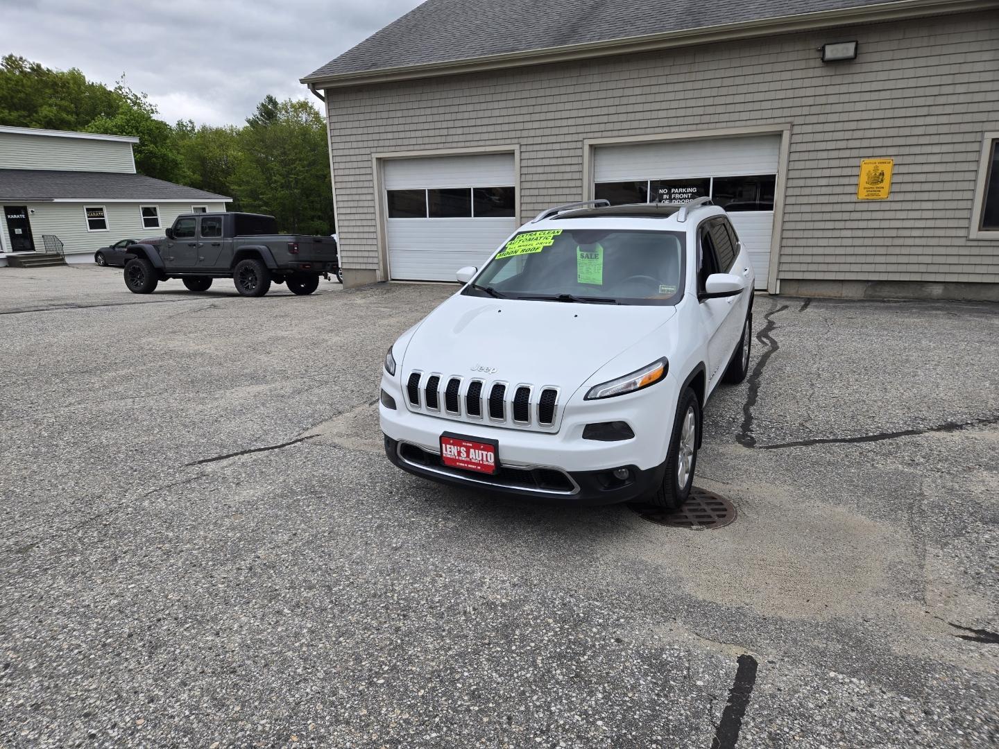 2015 white /Black Jeep Cherokee Limited 4WD (1C4PJMDS8FW) with an 3.2L V6 DOHC 24V engine, 9-Speed Automatic transmission, located at 27 Main St., Norway, MD, 04268, (207) 743-0900, 44.199795, -70.530807 - Photo#0