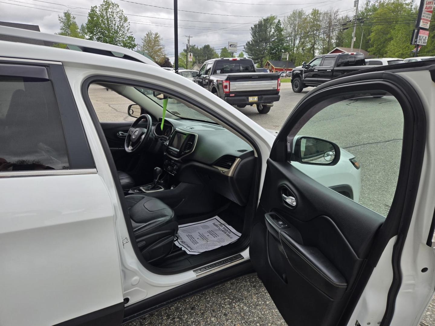 2015 white /Black Jeep Cherokee Limited 4WD (1C4PJMDS8FW) with an 3.2L V6 DOHC 24V engine, 9-Speed Automatic transmission, located at 27 Main St., Norway, MD, 04268, (207) 743-0900, 44.199795, -70.530807 - Photo#7