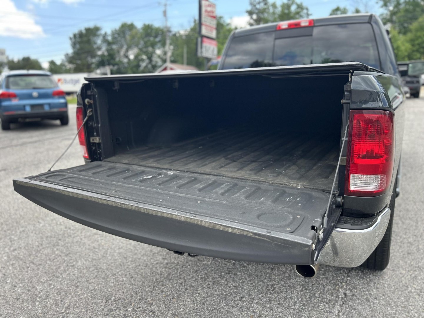 2017 Black /Gray RAM 1500 SLT Crew Cab SWB 4WD (3C6RR7LT1HG) with an 5.7L V8 OHV 16V engine, 8A transmission, located at 27 Main St., Norway, MD, 04268, (207) 743-0900, 44.199795, -70.530807- Photo#4