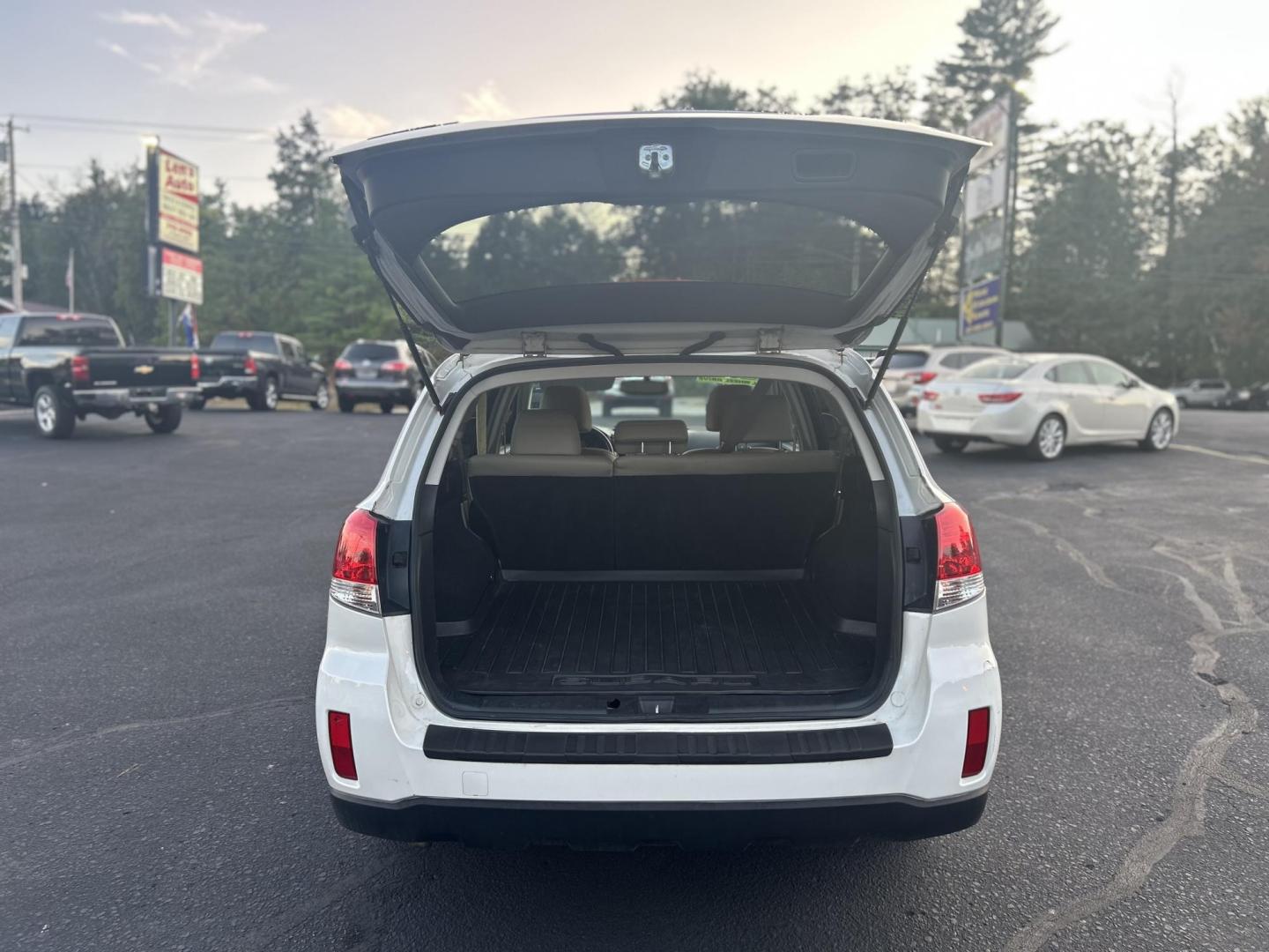 2011 white /Tan Subaru Outback 2.5i Limited (4S4BRBKC6B3) with an 2.5L H4 DOHC 16V engine, Continuously Variable Transmisson transmission, located at 27 Main St., Norway, MD, 04268, (207) 743-0900, 44.199795, -70.530807 - Photo#4