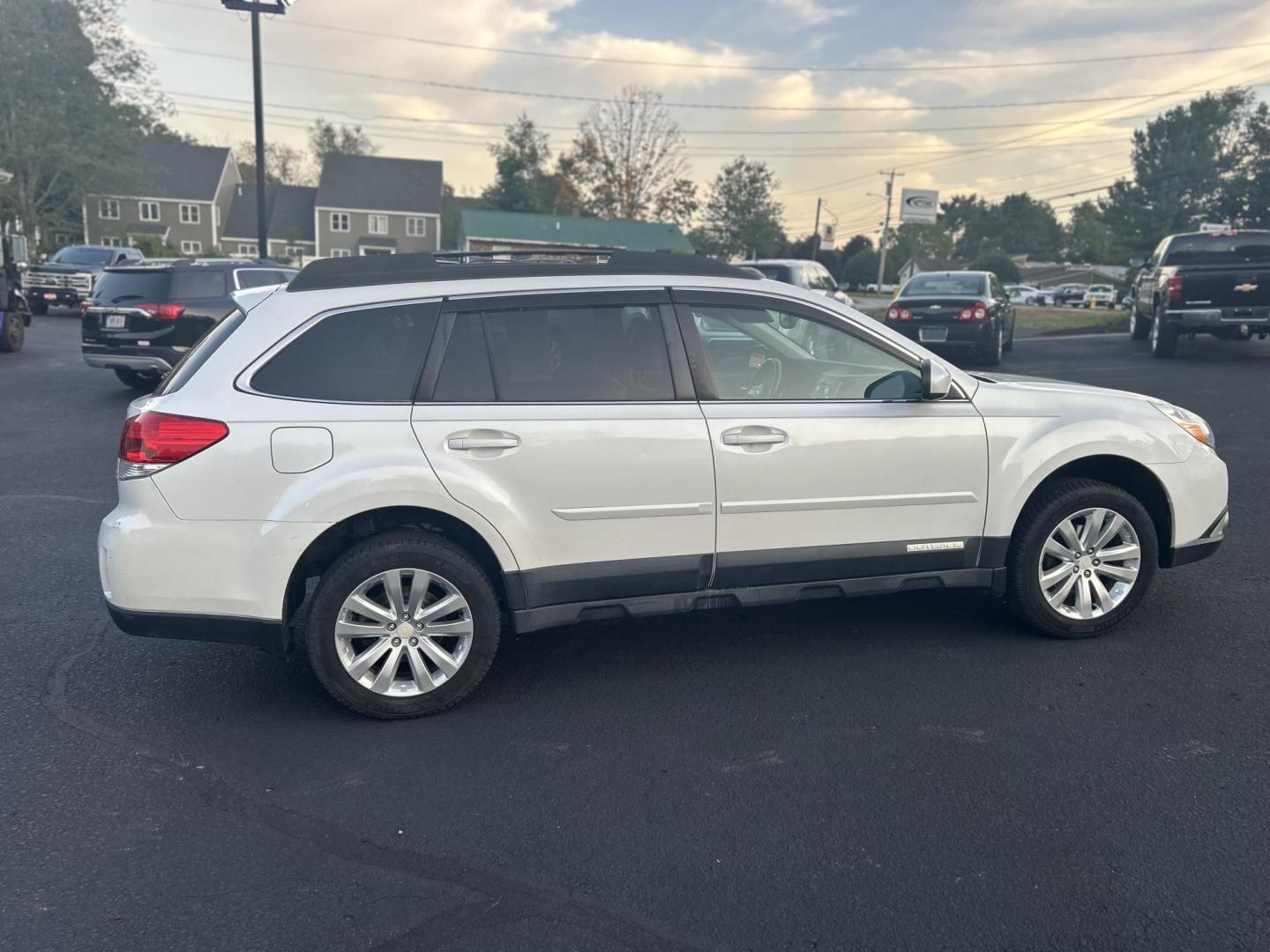 2011 white /Tan Subaru Outback 2.5i Limited (4S4BRBKC6B3) with an 2.5L H4 DOHC 16V engine, Continuously Variable Transmisson transmission, located at 27 Main St., Norway, MD, 04268, (207) 743-0900, 44.199795, -70.530807 - Photo#2