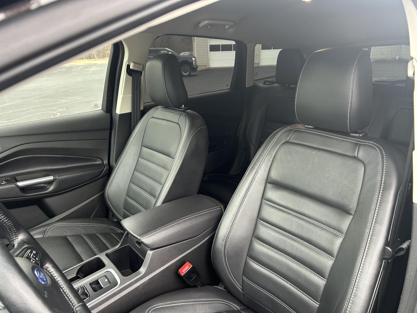 2019 Black /Black Ford Escape Titanium 4WD (1FMCU9J9XKU) with an 2.0L L4 DOHC 16V engine, 6A transmission, located at 27 Main St., Norway, MD, 04268, (207) 743-0900, 44.199795, -70.530807 - Photo#5