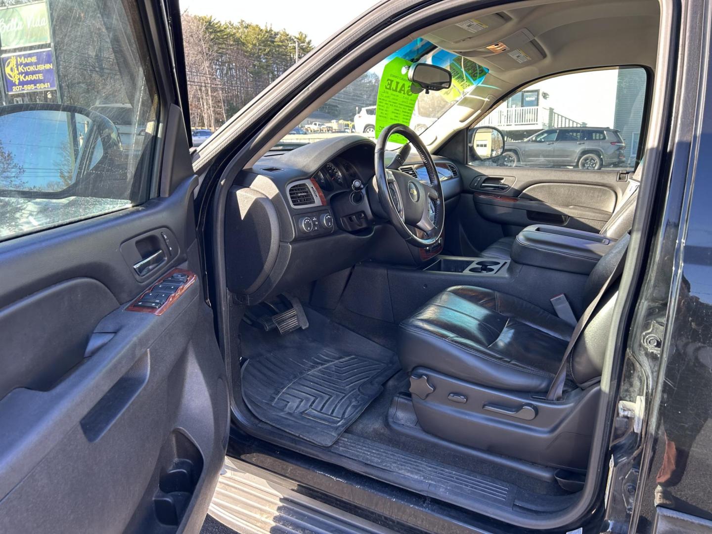 2013 Black /Black Chevrolet Tahoe LT 4WD (1GNSKBE04DR) with an 5.3L V8 OHV 16V FFV engine, 6-Speed Automatic transmission, located at 27 Main St., Norway, MD, 04268, (207) 743-0900, 44.199795, -70.530807 - Photo#5