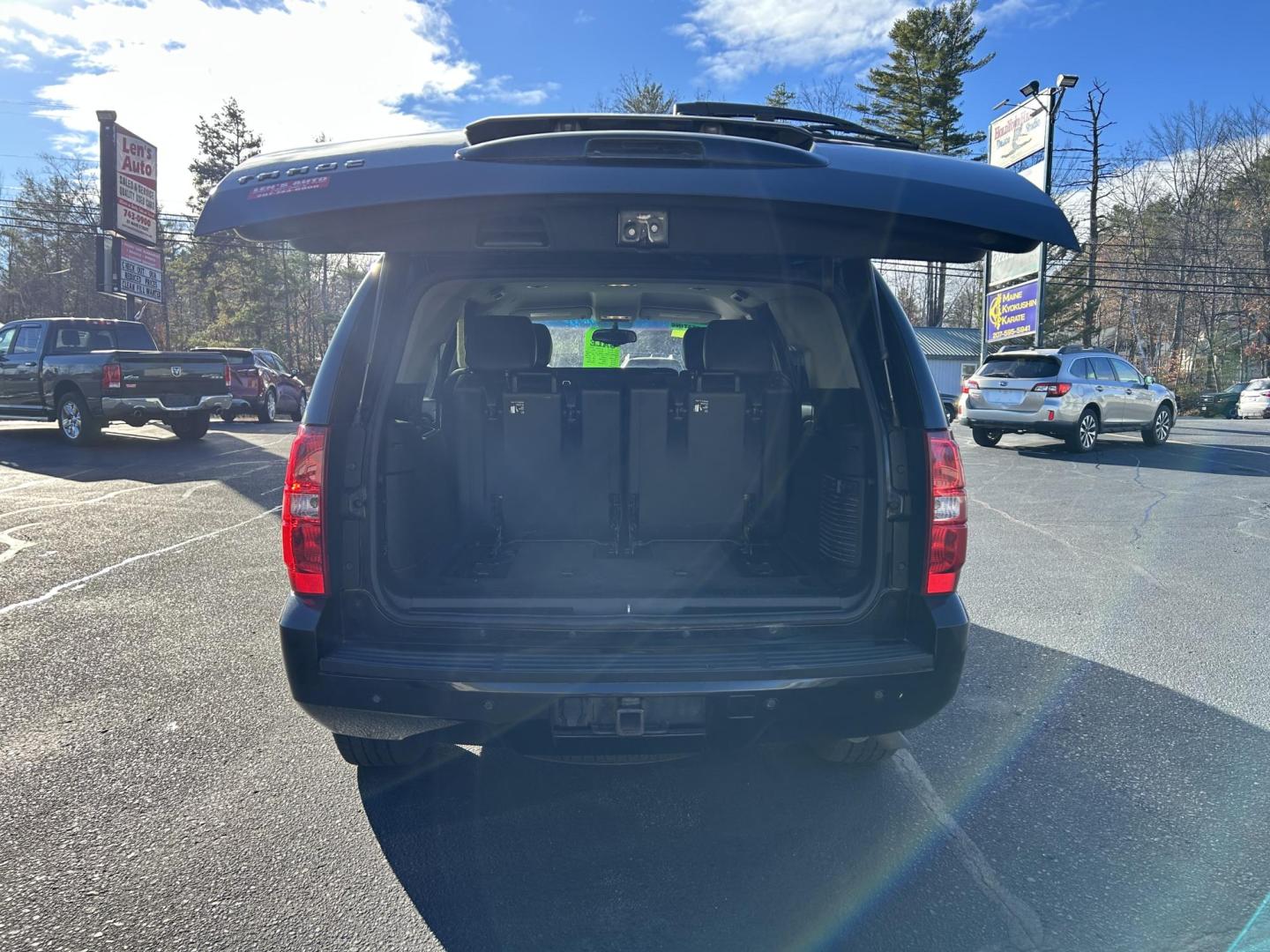 2013 Black /Black Chevrolet Tahoe LT 4WD (1GNSKBE04DR) with an 5.3L V8 OHV 16V FFV engine, 6-Speed Automatic transmission, located at 27 Main St., Norway, MD, 04268, (207) 743-0900, 44.199795, -70.530807 - Photo#4