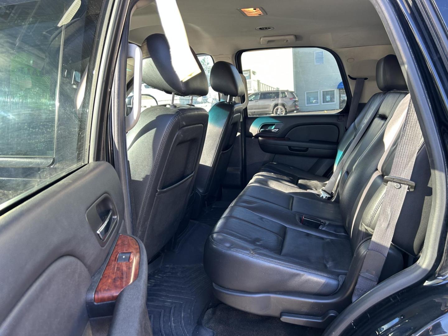 2013 Black /Black Chevrolet Tahoe LT 4WD (1GNSKBE04DR) with an 5.3L V8 OHV 16V FFV engine, 6-Speed Automatic transmission, located at 27 Main St., Norway, MD, 04268, (207) 743-0900, 44.199795, -70.530807 - Photo#8