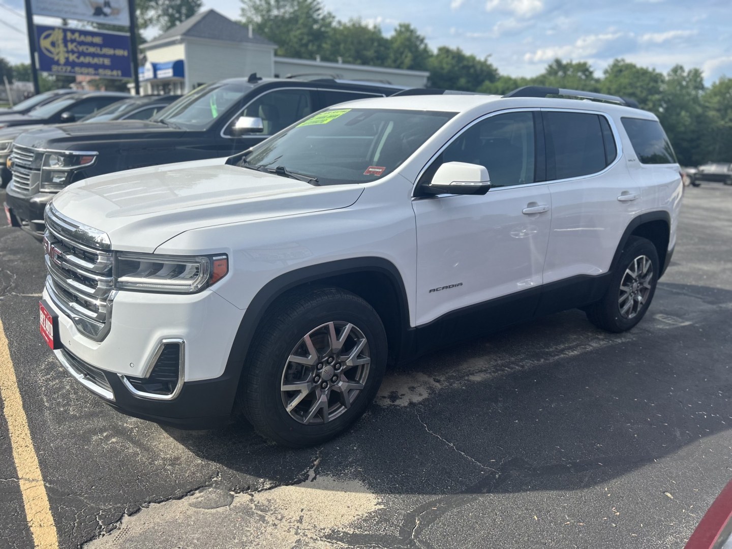 2021 white /Black GMC Acadia SLT-1 AWD (1GKKNULSXMZ) with an 3.6L V6 DOHC 24V engine, 6A transmission, located at 27 Main St., Norway, MD, 04268, (207) 743-0900, 44.199795, -70.530807 - Photo#1