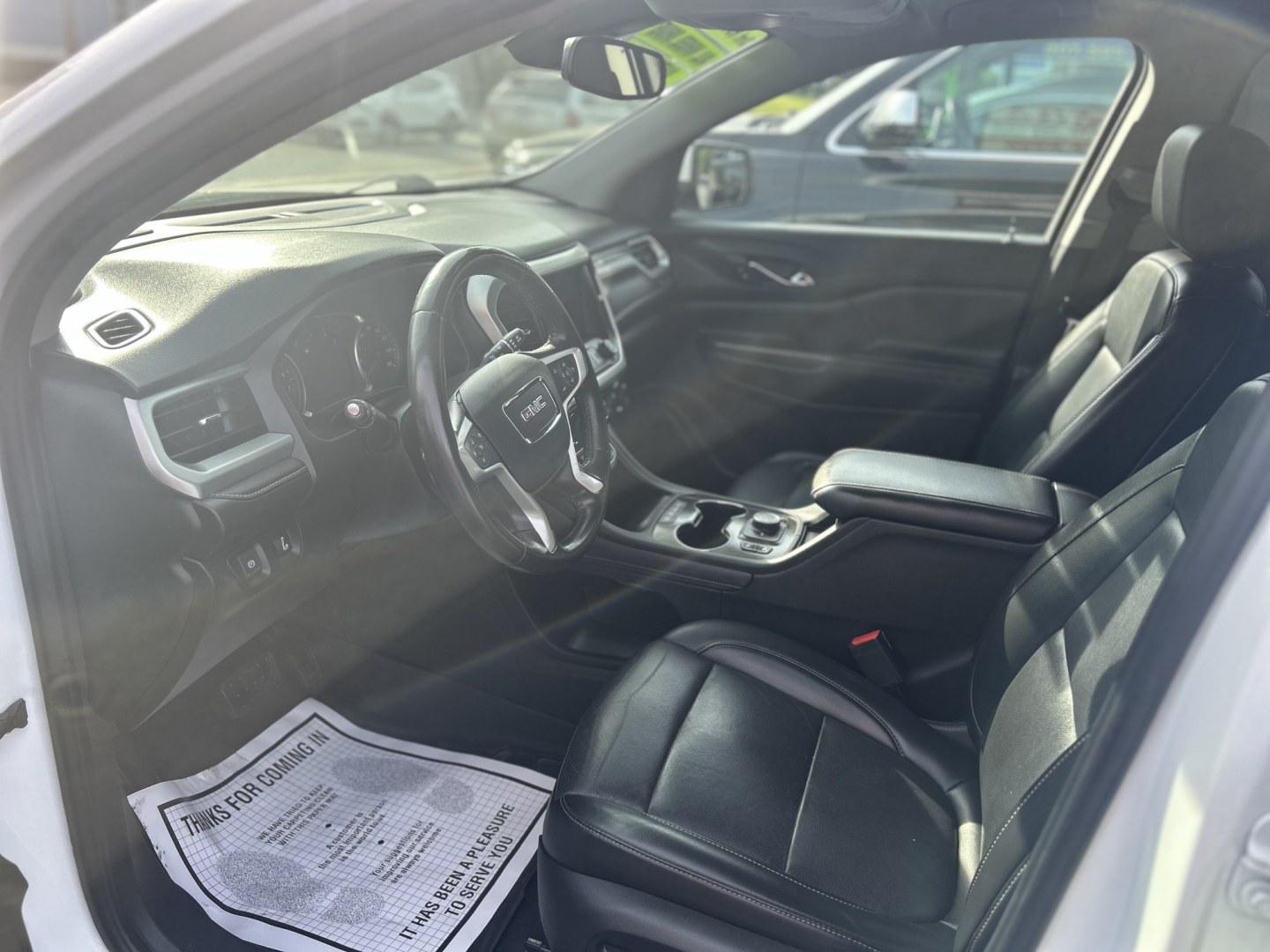 2021 white /Black GMC Acadia SLT-1 AWD (1GKKNULSXMZ) with an 3.6L V6 DOHC 24V engine, 6A transmission, located at 27 Main St., Norway, MD, 04268, (207) 743-0900, 44.199795, -70.530807 - Photo#6