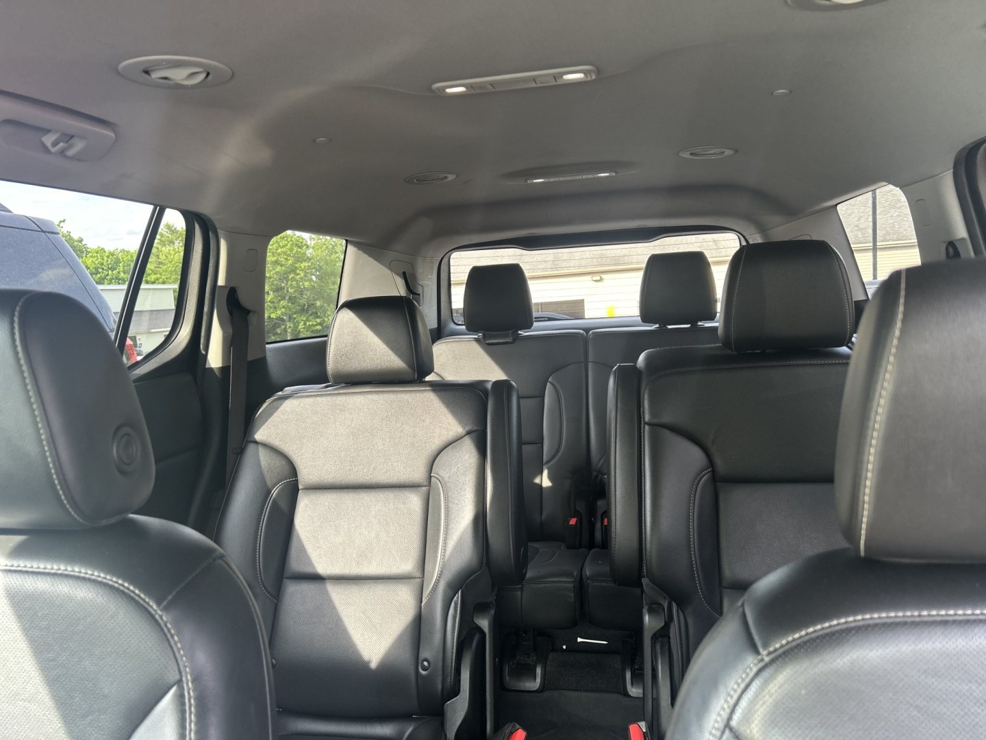 2021 white /Black GMC Acadia SLT-1 AWD (1GKKNULSXMZ) with an 3.6L V6 DOHC 24V engine, 6A transmission, located at 27 Main St., Norway, MD, 04268, (207) 743-0900, 44.199795, -70.530807 - Photo#7