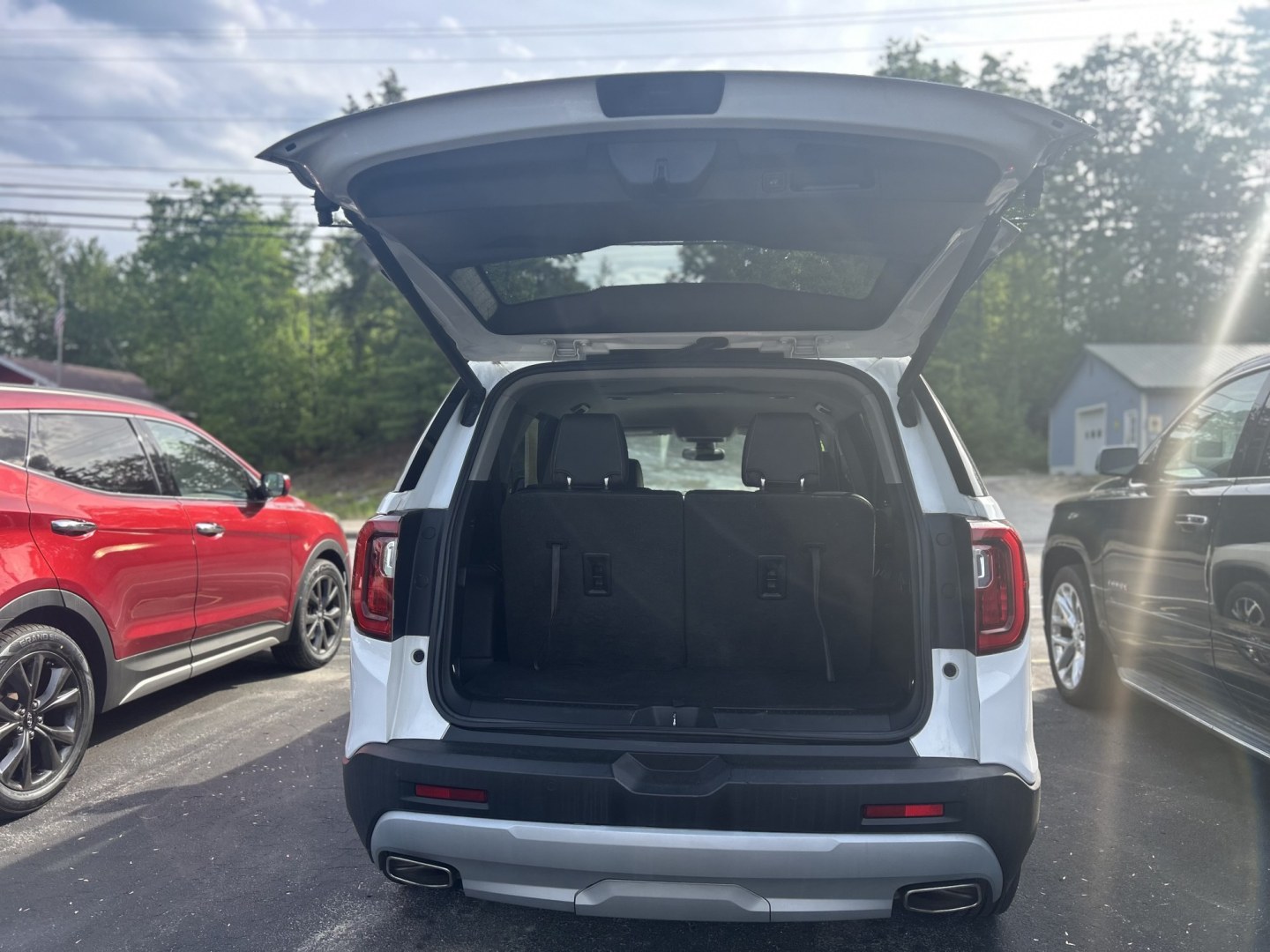 2021 white /Black GMC Acadia SLT-1 AWD (1GKKNULSXMZ) with an 3.6L V6 DOHC 24V engine, 6A transmission, located at 27 Main St., Norway, MD, 04268, (207) 743-0900, 44.199795, -70.530807 - Photo#4