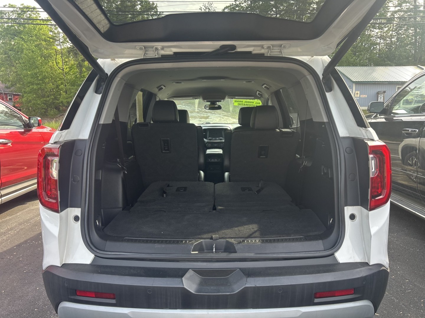 2021 white /Black GMC Acadia SLT-1 AWD (1GKKNULSXMZ) with an 3.6L V6 DOHC 24V engine, 6A transmission, located at 27 Main St., Norway, MD, 04268, (207) 743-0900, 44.199795, -70.530807 - Photo#5