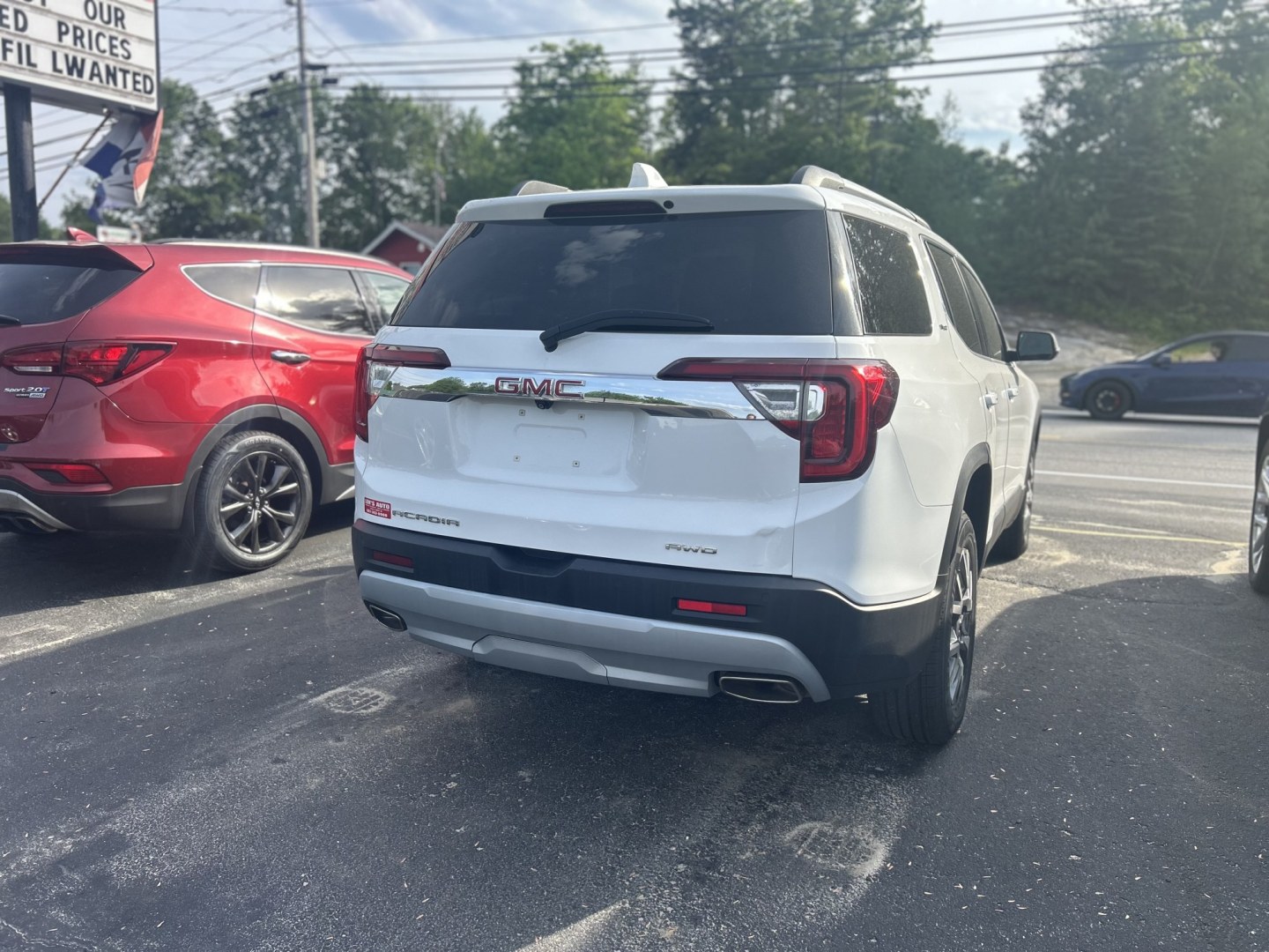2021 white /Black GMC Acadia SLT-1 AWD (1GKKNULSXMZ) with an 3.6L V6 DOHC 24V engine, 6A transmission, located at 27 Main St., Norway, MD, 04268, (207) 743-0900, 44.199795, -70.530807 - Photo#3