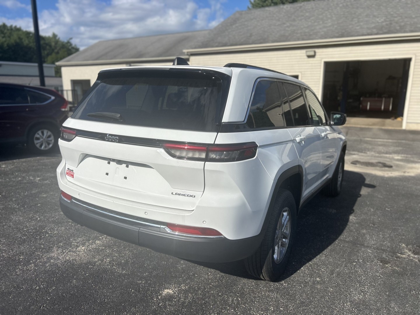 2022 white /Black Jeep Grand Cherokee Laredo 4WD (1C4RJHAG2N8) with an 3.6L V6 DOHC 24V engine, 8A transmission, located at 27 Main St., Norway, MD, 04268, (207) 743-0900, 44.199795, -70.530807- Photo#1