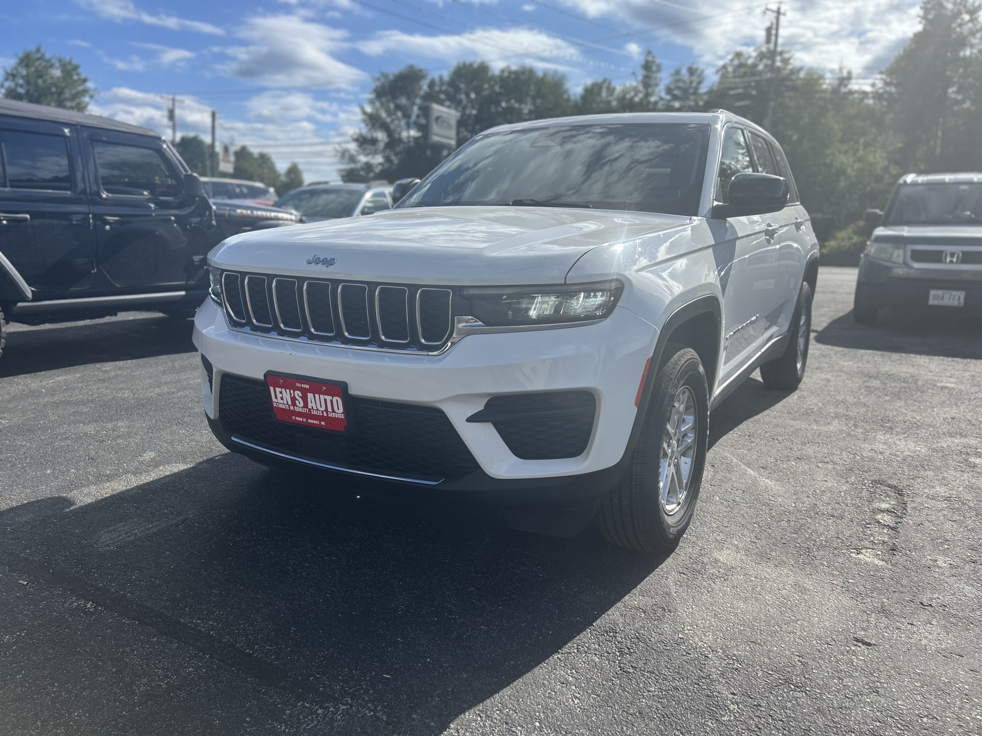 photo of 2022 Jeep Grand Cherokee Laredo 4WD