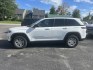 2022 white /Black Jeep Grand Cherokee Laredo 4WD (1C4RJHAG2N8) with an 3.6L V6 DOHC 24V engine, 8A transmission, located at 27 Main St., Norway, MD, 04268, (207) 743-0900, 44.199795, -70.530807- Photo#2