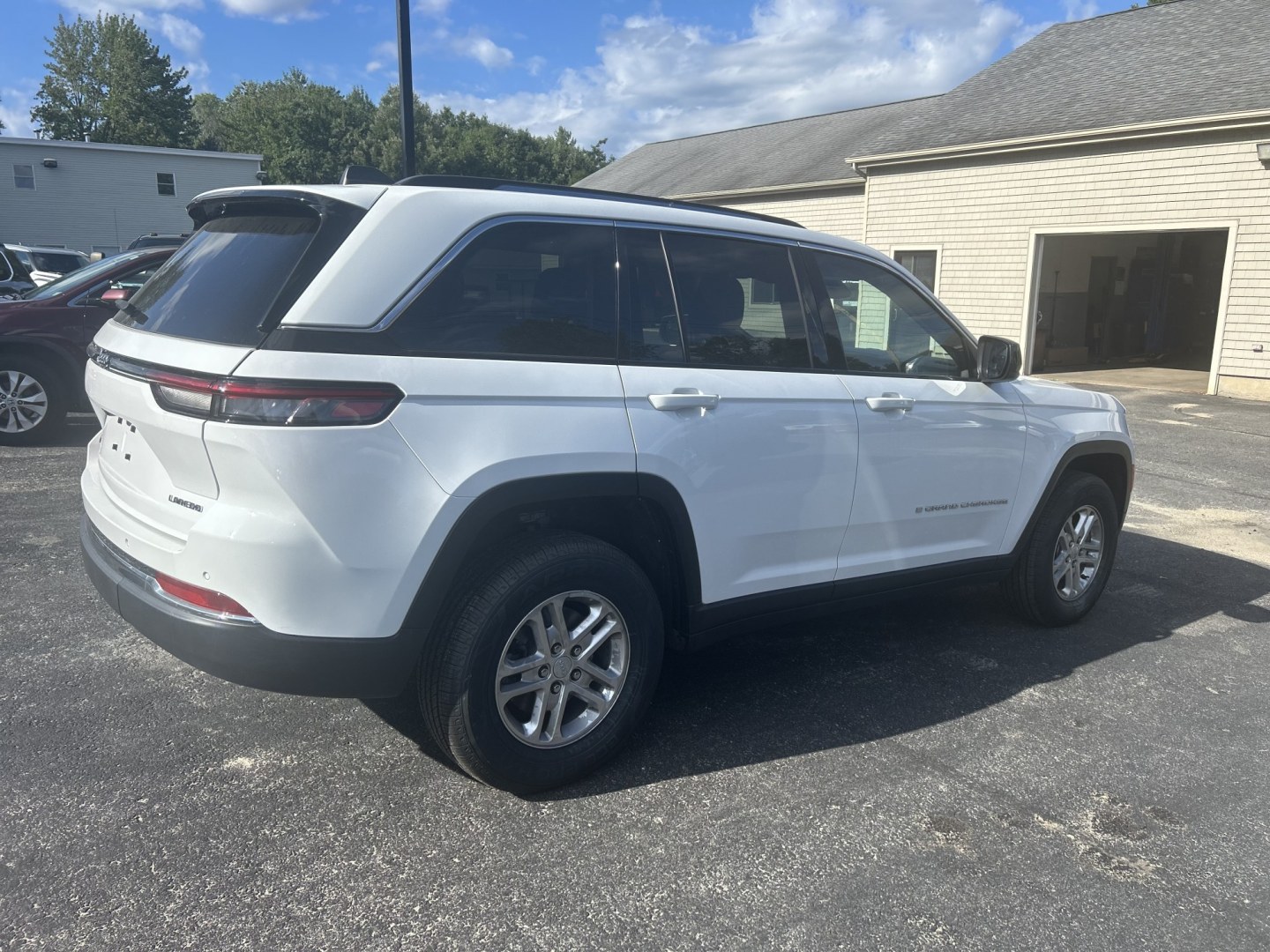 2022 white /Black Jeep Grand Cherokee Laredo 4WD (1C4RJHAG2N8) with an 3.6L V6 DOHC 24V engine, 8A transmission, located at 27 Main St., Norway, MD, 04268, (207) 743-0900, 44.199795, -70.530807- Photo#3