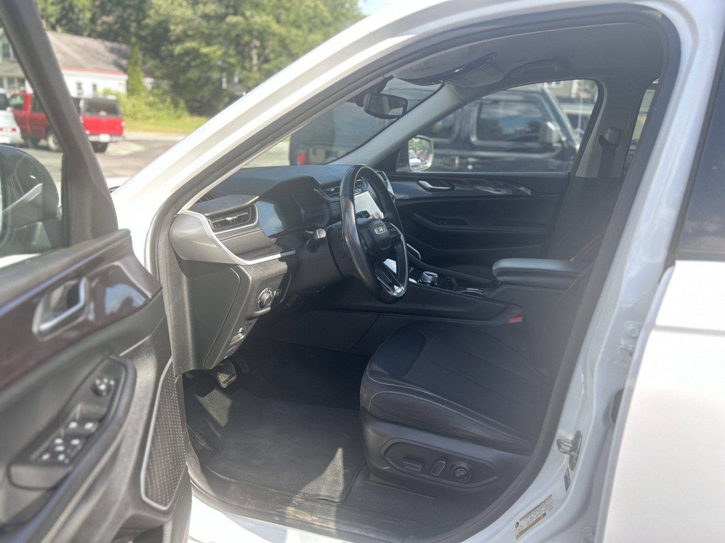 2022 white /Black Jeep Grand Cherokee Laredo 4WD (1C4RJHAG2N8) with an 3.6L V6 DOHC 24V engine, 8A transmission, located at 27 Main St., Norway, MD, 04268, (207) 743-0900, 44.199795, -70.530807- Photo#5