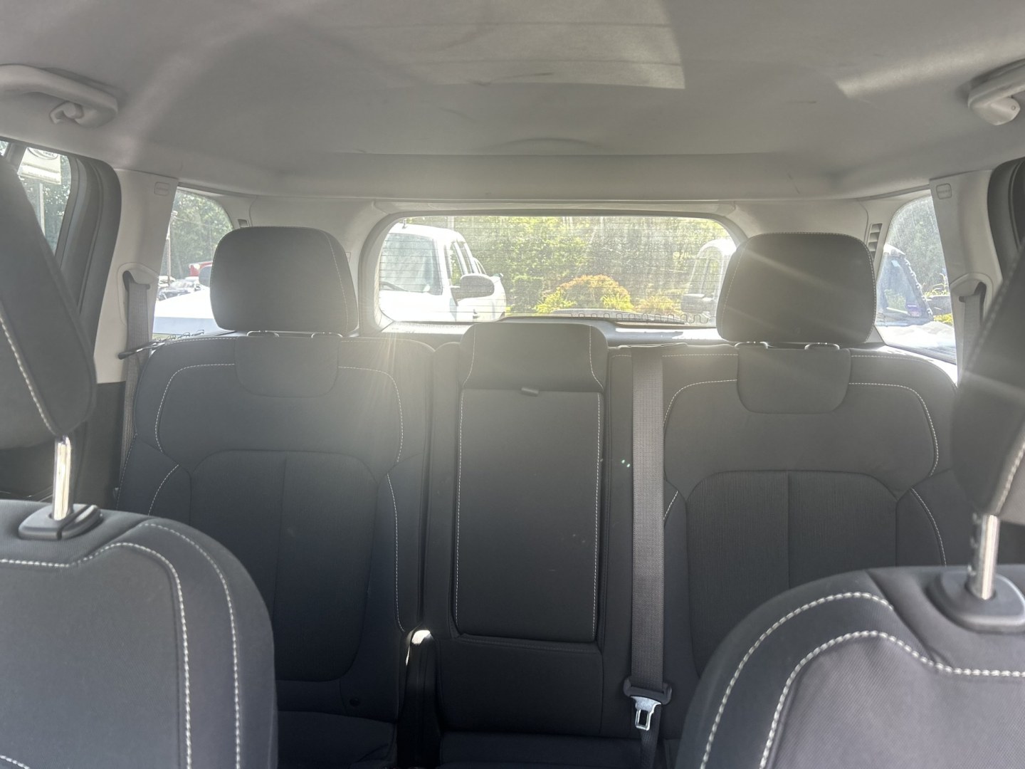 2022 white /Black Jeep Grand Cherokee Laredo 4WD (1C4RJHAG2N8) with an 3.6L V6 DOHC 24V engine, 8A transmission, located at 27 Main St., Norway, MD, 04268, (207) 743-0900, 44.199795, -70.530807- Photo#6